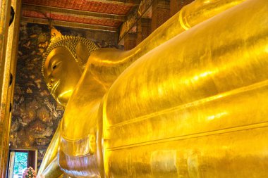 Dev yatan Buda Wat Pho tapınakta bir yaz günü Bangkok içinde