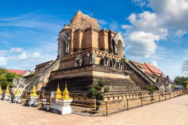 Chiang Mai, Tayland bir yaz günü Wat Chedi Luang tapınağında antik pagoda