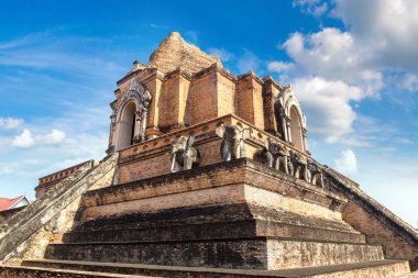 Chiang Mai, Tayland bir yaz günü Wat Chedi Luang tapınağında antik pagoda