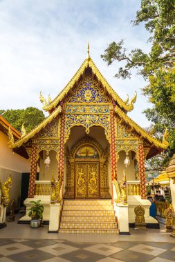 Golden pagoda Wat Phra Bu DOI Suthep Chiang Mai, Tayland bir yaz günü içinde