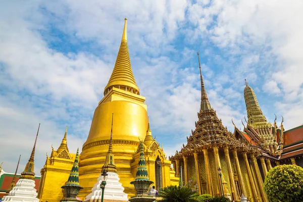 Büyük Saray ve Wat Phra Kaew (Zümrüt Buda Tapınağı) bir yaz günü Bangkok 'ta