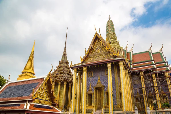 Büyük Saray ve Wat Phra Kaew (Zümrüt Buda Tapınağı) bir yaz günü Bangkok 'ta