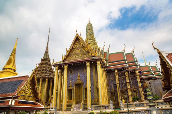 Büyük Saray ve Wat Phra Kaew (Zümrüt Buda Tapınağı) bir yaz günü Bangkok 'ta