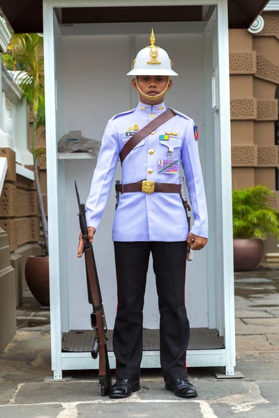 Bangkok, Tayland - 22 Mart 2018: Kings muhafız Grand Royal Palace Bangkok bir yaz günü içinde