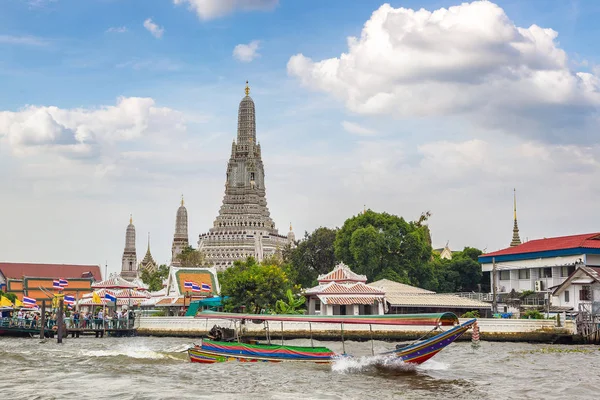 Wat Arun tapınakta bir yaz günü Bangkok, Tayland