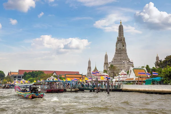 Wat Arun tapınakta bir yaz günü Bangkok, Tayland