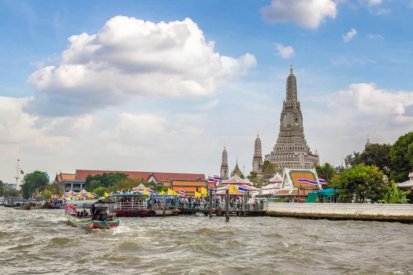 Wat Arun tapınakta bir yaz günü Bangkok, Tayland