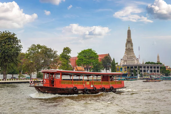 Wat Arun tapınakta bir yaz günü Bangkok, Tayland