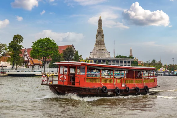 Wat Arun tapınakta bir yaz günü Bangkok, Tayland