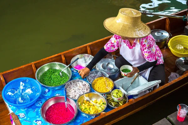 Bir yaz günü içinde yüzen Pazar Tayland