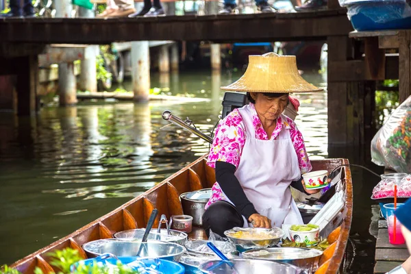 Bangkok, Tayland - 22 Mart 2018: Yüzen pazarda Tayland bir yaz günü