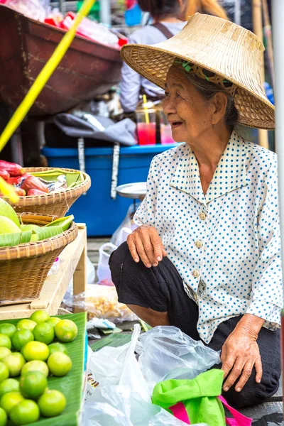 Bangkok, Tayland - 22 Mart 2018: Yüzen pazarda Tayland bir yaz günü