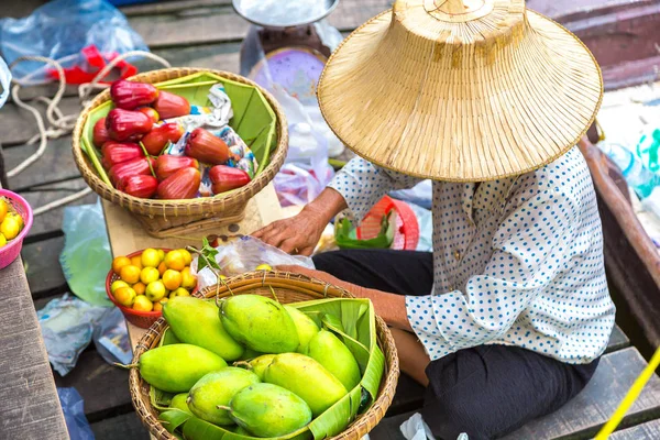 Bir yaz günü içinde yüzen Pazar Tayland