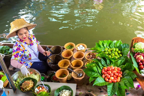 Bangkok, Tayland - 22 Mart 2018: Yüzen pazarda Tayland bir yaz günü