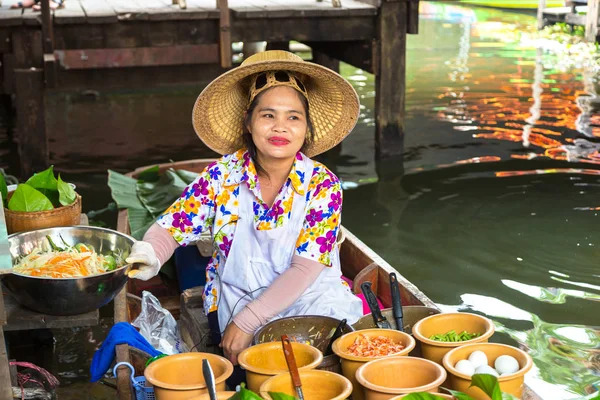 Bangkok, Tayland - 22 Mart 2018: Yüzen pazarda Tayland bir yaz günü