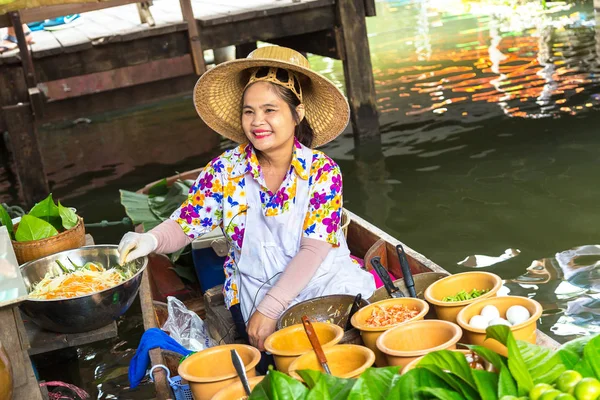 Bangkok, Tayland - 22 Mart 2018: Yüzen pazarda Tayland bir yaz günü