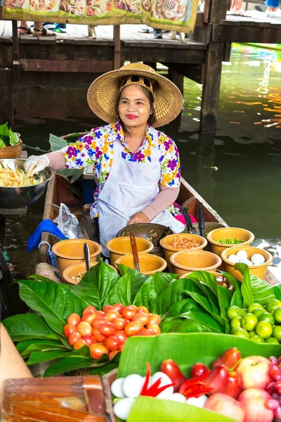 Bangkok, Tayland - 22 Mart 2018: Yüzen pazarda Tayland bir yaz günü