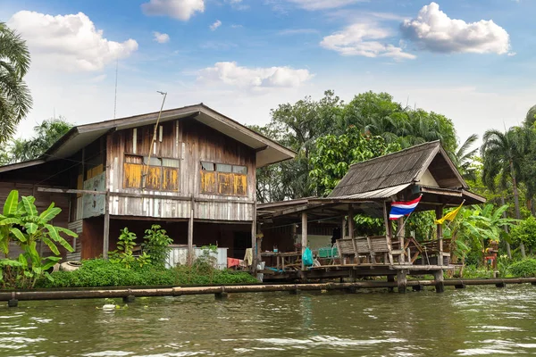 Bir yaz günü Bangkok, Tayland Nehri boyunca hayat