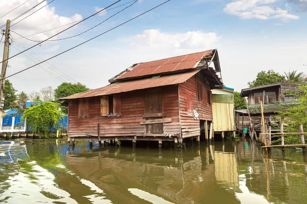 Bir yaz günü Bangkok, Tayland Nehri boyunca hayat