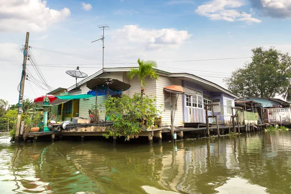 Bir yaz günü Bangkok, Tayland Nehri boyunca hayat
