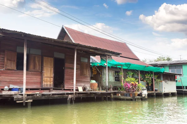 Bir yaz günü Bangkok, Tayland Nehri boyunca hayat