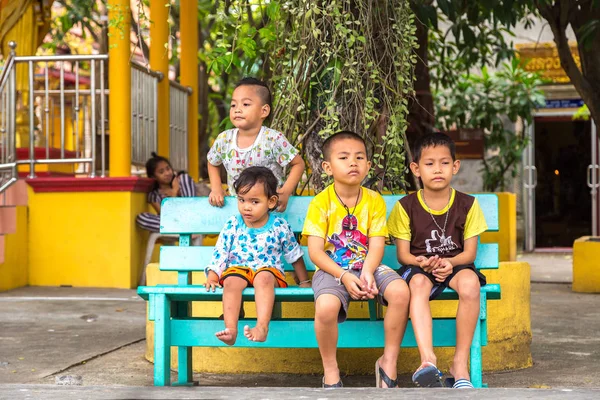 Bangkok Thailand Março 2018 Crianças Bonitinhas Estão Sentadas Banco Bangkok — Fotografia de Stock