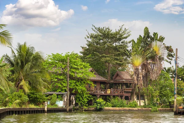 Bir yaz günü Bangkok, Tayland Nehri boyunca hayat