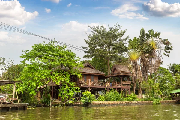 Bir yaz günü Bangkok, Tayland Nehri boyunca hayat