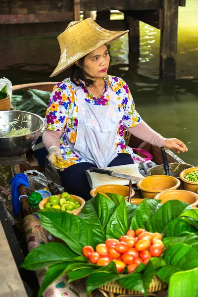 Bangkok, Tayland - 22 Mart 2018: Yüzen pazarda Tayland bir yaz günü