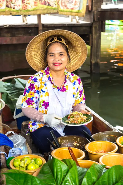 Bangkok, Tayland - 22 Mart 2018: Yüzen pazarda Tayland bir yaz günü