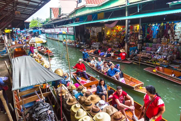 Bangkok, Tayland - 22 Mart 2018: Yüzen pazarda Tayland bir yaz günü