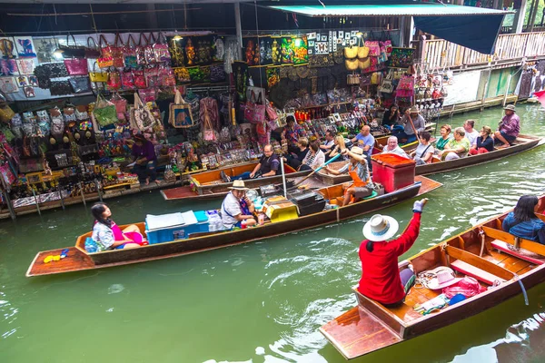 Bangkok, Tayland - 22 Mart 2018: Yüzen pazarda Tayland bir yaz günü