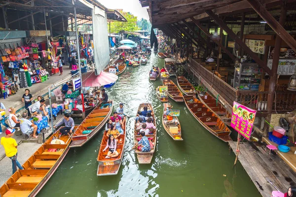 Bangkok, Tayland - 22 Mart 2018: Yüzen pazarda Tayland bir yaz günü