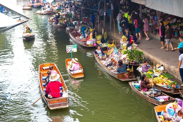 Bangkok, Tayland - 22 Mart 2018: Yüzen pazarda Tayland bir yaz günü