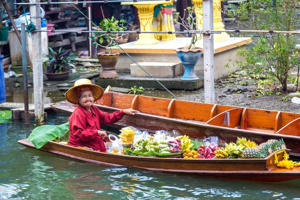 Bangkok, Tayland - 22 Mart 2018: Yüzen pazarda Tayland bir yaz günü