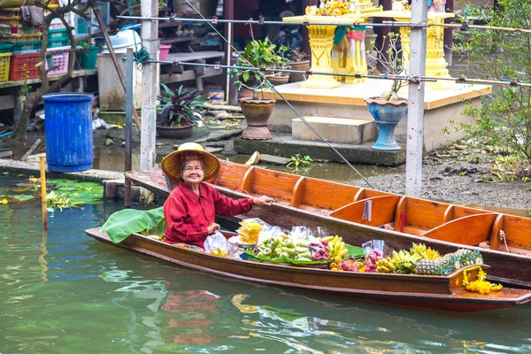 Bangkok, Tayland - 22 Mart 2018: Yüzen pazarda Tayland bir yaz günü