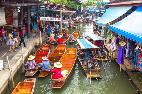 Bangkok, Tayland - 22 Mart 2018: Yüzen pazarda Tayland bir yaz günü