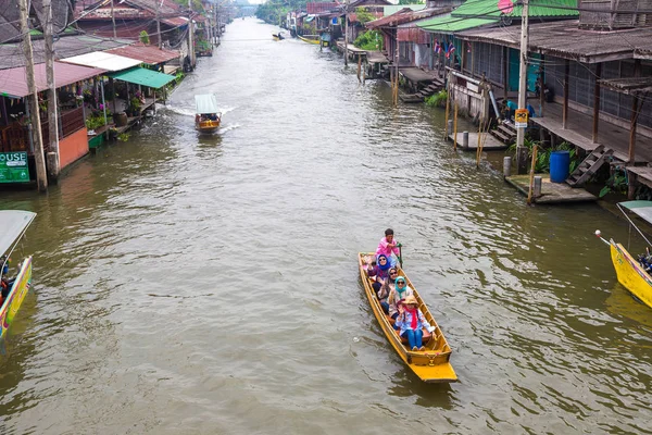 Bangkok, Tayland - 22 Mart 2018: Yüzen pazarda Tayland bir yaz günü