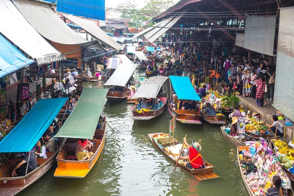 Bangkok, Tayland - 22 Mart 2018: Yüzen pazarda Tayland bir yaz günü