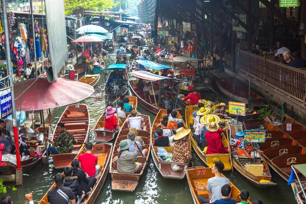 Bangkok, Tayland - 22 Mart 2018: Yüzen pazarda Tayland bir yaz günü