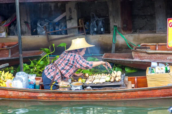Bangkok, Tayland - 22 Mart 2018: Yüzen pazarda Tayland bir yaz günü