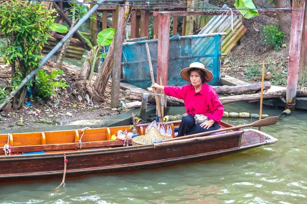 Bangkok, Tayland - 22 Mart 2018: Yüzen pazarda Tayland bir yaz günü