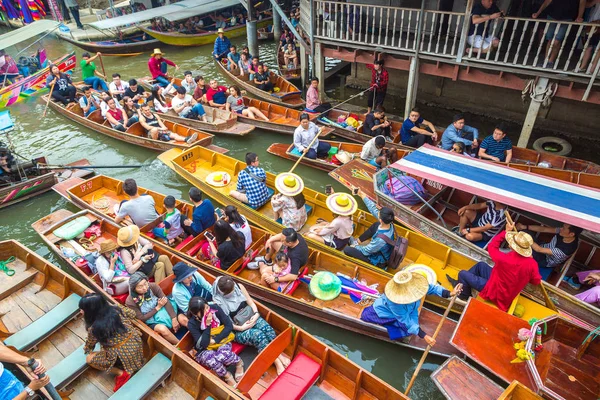Bangkok, Tayland - 22 Mart 2018: Yüzen pazarda Tayland bir yaz günü