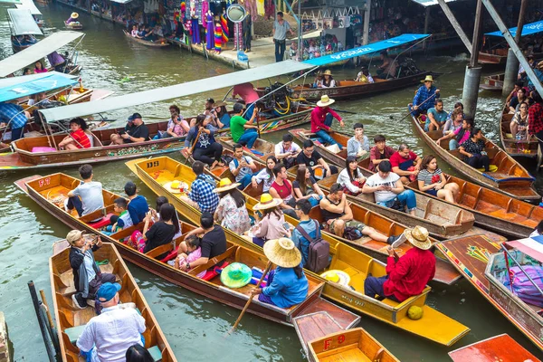 Bangkok, Tayland - 22 Mart 2018: Yüzen pazarda Tayland bir yaz günü