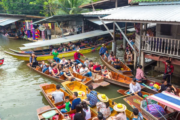 Bangkok, Tayland - 22 Mart 2018: Yüzen pazarda Tayland bir yaz günü