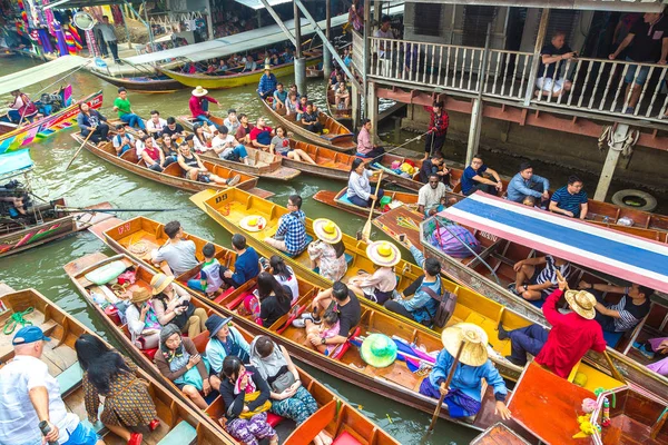 Bangkok, Tayland - 22 Mart 2018: Yüzen pazarda Tayland bir yaz günü