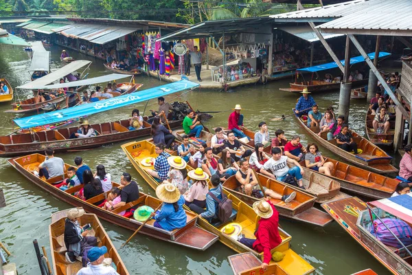 Bangkok, Tayland - 22 Mart 2018: Yüzen pazarda Tayland bir yaz günü