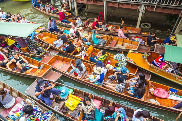 Bangkok, Tayland - 22 Mart 2018: Yüzen pazarda Tayland bir yaz günü