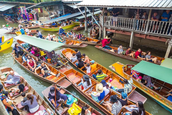 Bangkok, Tayland - 22 Mart 2018: Yüzen pazarda Tayland bir yaz günü