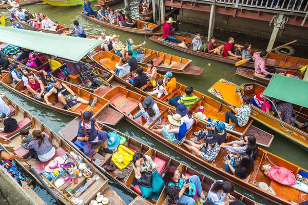 Bangkok, Tayland - 22 Mart 2018: Yüzen pazarda Tayland bir yaz günü